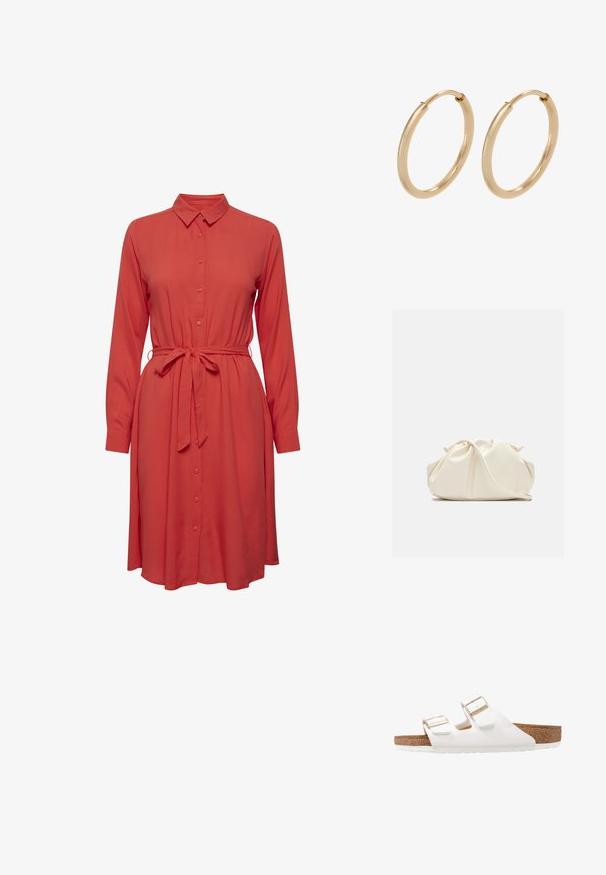 Rode shirtjurk met lange mouwen, knoopsluiting aan de voorkant en een strikriem in de taille. Zachte stof en een vloeiende, ontspannen silhoeët.; Witte rubberen sandalen met twee verstelbare banden, gouden gespen en een bruine kurken voetbed. Gestructureerde zool voor grip, minimalistisch ontwerp.; Zachte, crèmekleurige leren clutch met geplooid, gerimpeld ontwerp en een dunne schouderriem die vooraan op een effen achtergrond ligt.; Gouden creolen met een gladde, gepolijste afwerking. Ronde vorm, middelgrote maat, met een veilige sluitmechanisme.