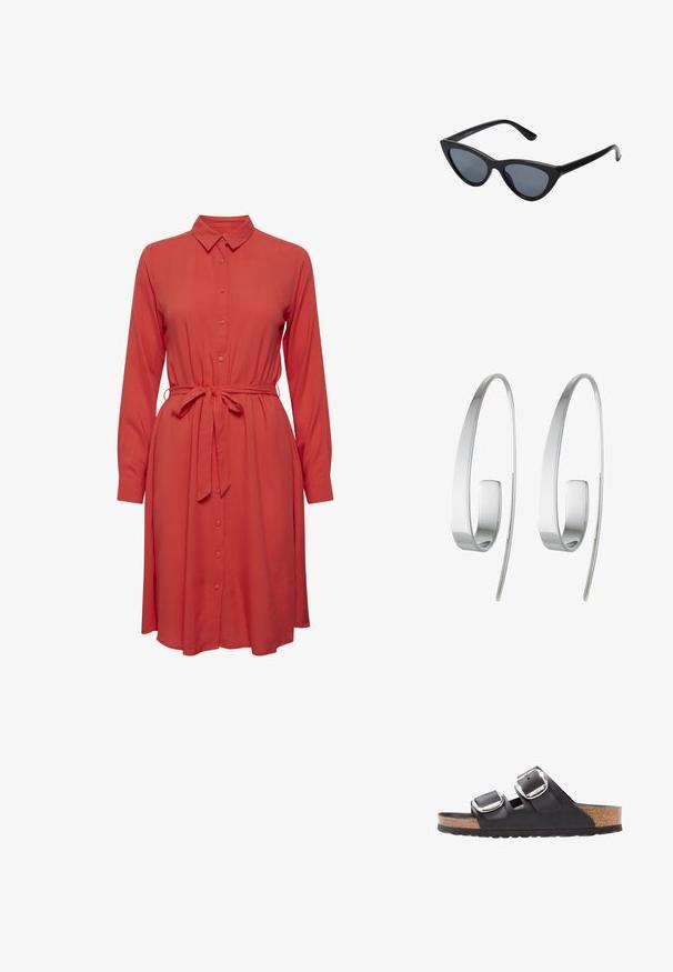 Vestido rojo de camisa con mangas largas, cierre frontal de botones y un cinturón de lazo en la cintura. Tejido suave y una silueta fluida y relajada.; Sandal negra con dos correas ajustables, hebillas de plata y una plantilla de corcho sobre una suela de goma negra texturizada.; Gafas de sol negras en forma de ojo de gato con lentes gris oscuro, marco de plástico elegante, esquinas puntiagudas y patillas rectas. Sin herrajes ni acentos visibles.; Pendientes de aro de plata con un diseño elegante y alargado. Elaborados en metal pulido, presentan una textura suave y un estilo minimalista.