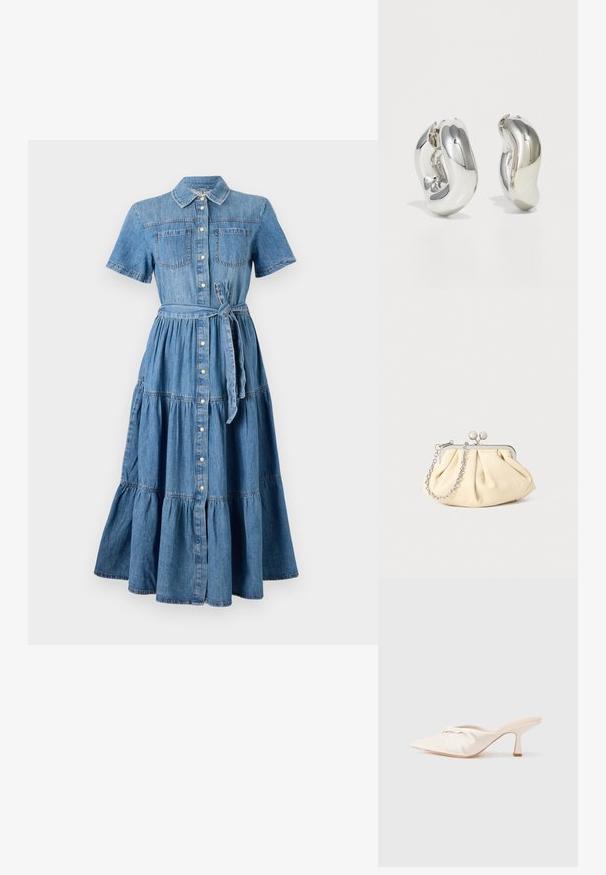 Robe en denim avec un col, des manches courtes, deux poches avant, un devant à boutons, une ceinture à la taille et un design de jupe à volants en bleu.; Chaussure mule en tissu beige clair avec un design noué à l'avant, bout pointu et talon fin et effilé. Texture lisse dans l'ensemble.; Pochette en cuir beige plissé avec un cadre en métal argenté, dotée de deux fermoirs ronds décoratifs et d'une chaîne en argent.; Boucles d'oreilles sculpturales en argent avec des formes douces et courbes et des surfaces réfléchissantes. Présentent un design de boucle fermée et une forme organique distincte.