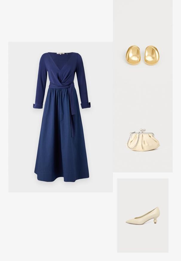 Marineblaues Kleid mit langen Ärmeln, V-Ausschnitt, Wickeldesign und einem taillierten Gürtel. Ein fließender Rock mit einer glatten Textur.; Cremefarbener Pumps mit spitzer Spitze und niedrigem, einzigartigem birnenförmigem Absatz auf schlichten weißem Hintergrund.; Faltige beigefarbene Ledertasche mit einem silbernen Metallrahmen, ausgestattet mit zwei runden dekorativen Verschlüssen und einem silbernen Kettenriemen.; Goldfarbene Ohrstecker mit einer glatten, runden Form und einer reflektierenden Oberfläche, die ein minimalistisches Design ohne sichtbare Muster zeigen.