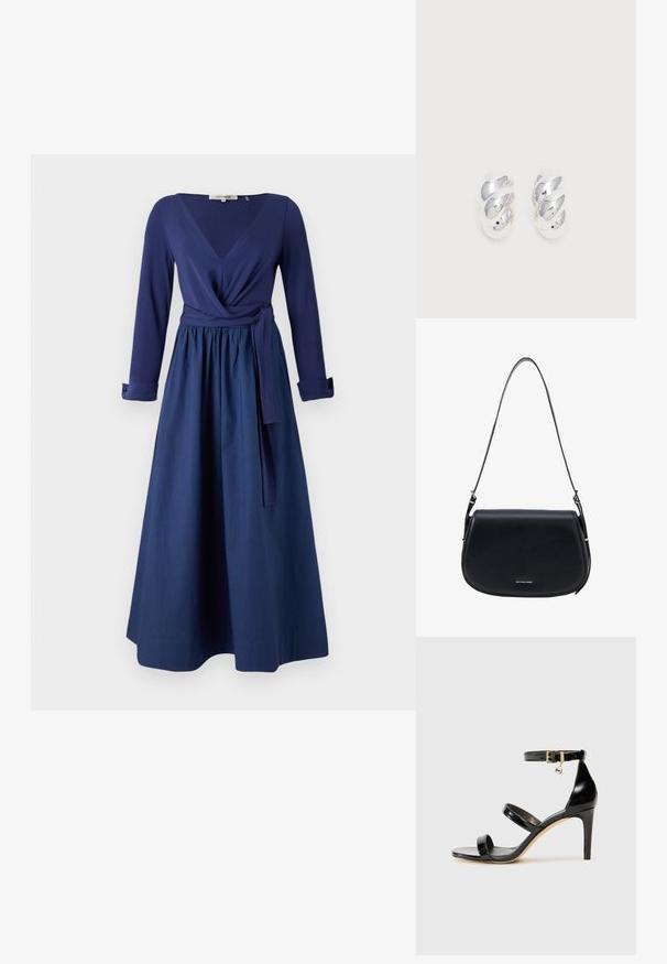 Marineblaues Kleid mit langen Ärmeln, V-Ausschnitt, Wickeldesign und einem taillierten Gürtel. Ein fließender Rock mit einer glatten Textur.; Schwarze Lackleder-Sandale mit drei Riemen, Knöchelriemen und 10 cm hohen Stiletto-Absatz. Verfügt über goldfarbene Hardware-Details und ein Logo-Charm.; Schwarze Lederschultertasche von Michael Kors mit geschwungener Klappe und verstellbarem Riemen, mit kleinem silbernem Logo in der vorderen Mitte.; Paar glänzende silberfarbene verdrehte Creolen auf weißem Hintergrund.
