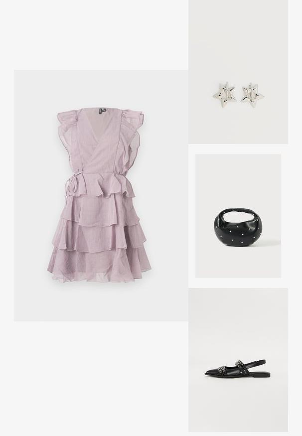 Levanduľové tiered šaty s volánovými rukávmi, s prekrývajúcim dizajnom a viazaním v páse. Ľahká, priesvitná tkanina, vrstvený detail.; Even&Odd by Zalando Balerínky na šnúrky - black; Čierna kožená kabelka s zaobleným tvarom, zdobená striebornými cvočkami a krátkym rúčkou. Hladká textúra a zapínanie na zips.; Strieborné náušnice kruhy v tvare hviezdy s hladkým, lešteným povrchom na jednofarebnom bielom pozadí.