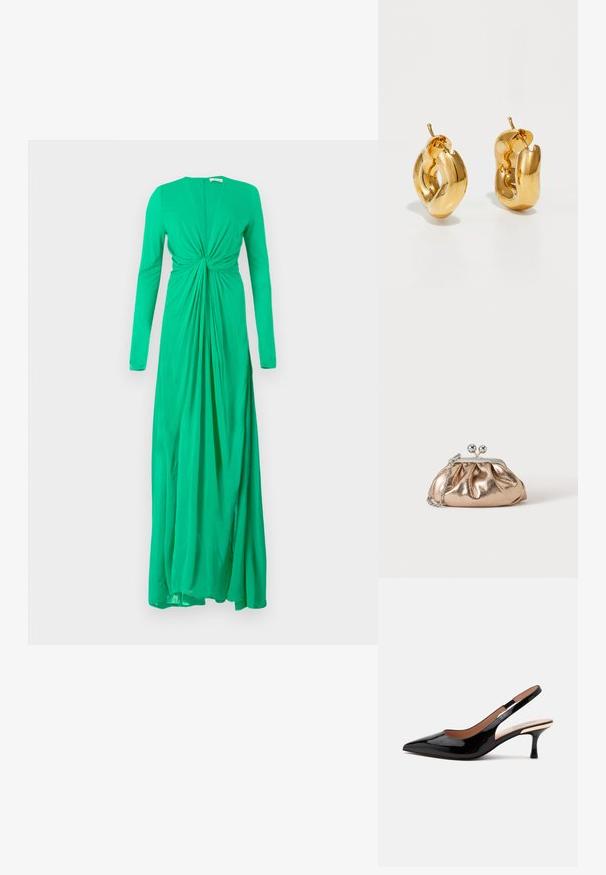Groene jurk met lange mouwen en een geplooide taille, gemaakt van zachte stof, met een diepe halslijn en een vloeiende rok.; Zwarte lakleren slingback pump met puntige neus en lage kittenheel op een eenvoudige witte achtergrond.; Kleine gouden metallic clutch met zilveren sluiting en kettingriem op een effen lichte achtergrond.; Dik gouden creolen met een licht gedraaide, buisvormige ontwerp en een schroefsluiting op een witte achtergrond.