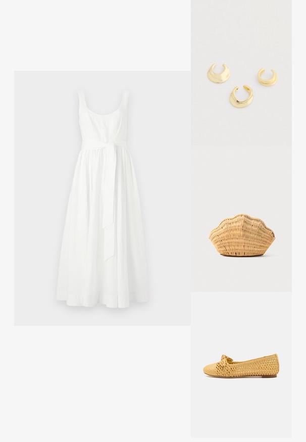 Witte zonder mouwen jurk met een aansluitend bovenlichaam en een vloeiende, midi-lengte rok. Kenmerkt zich door een gestrikte tailleband en een gladde, katoenen textuur.; Geweven stro ballet flats in lichtgeel met een ronde neus en een geknoopt accent aan de voorkant. Platte zool en ademend ontwerp.; Geweven rotan handtas in de vorm van een sint-jakobsschelp met natuurlijke lichtbruine kleur en afgeronde, gestructureerde randen.; Drie glanzende gouden open manchetstijl ringen met gladde, gebogen oppervlakken, gerangschikt op een lichtgrijze achtergrond.