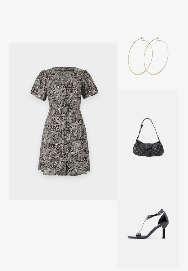 Leopard print jurk met korte pofmouwen, V-hals en een sluiting met knopen aan de voorkant. Gemaakt van lichte stof, met een uitlopende rok.; Zwarte hoge hakken sandalen van lakleer met een T-band ontwerp, een vierkante neus en een stevige blokhak voor stabiliteit. Verstelbare enkelriem met gesp.; Zwarte handtas met een gekruist textuur, voorzien van zilveren hardware, een gebogen vorm en een enkele verstelbare hengsel. Ritssluiting aan de bovenkant.; Pilgrim Oorbellen - gold-coloured