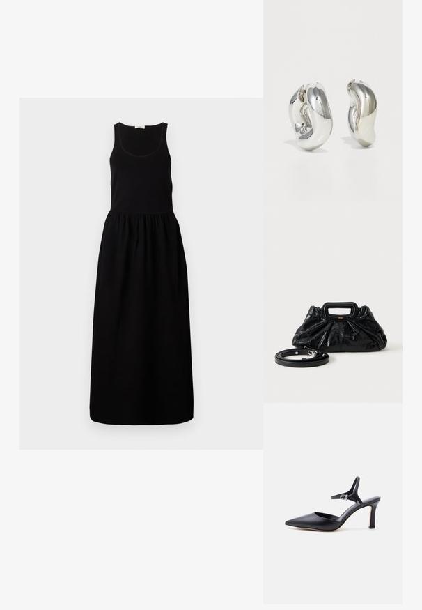 Zwart mouwloos maxi-jurk met een aansluitend lijfje, gathered taille en een vloeiende rok. Gemaakt van een zachte stof met een gladde textuur.; Zwarte pumps met spits toelopende neus, dunne enkelriem en zilveren gesp, glad lederen afwerking, elegante damesschoen.; Kleine zwarte leren handtas met geplooide textuur, rechthoekige handgreep en afneembare dunne schouderriem ernaast geplaatst.; Zilveren sculpturale oorbellen met gladde, gebogen vormen en reflecterende oppervlakken. Voorzien van een gesloten hoepelontwerp en een onderscheidende organische vorm.