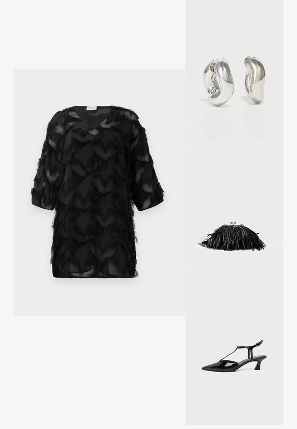 Sort gennemsigtig bluse med trekvartærmer, tekstureret zigzag-fringe mønster og V-halskrave, præsenteret mod en hvid baggrund.; Sort laklæder spids tå slingback sko med T-rem og lav skrå blokhæl på hvid baggrund.; Sort clutchtaske med frynser, sølvlukning og kæderem mod en ensartet lys baggrund.; Sølvskulpturelle øreringe med glatte, buede former og reflekterende overflader. Har et lukket hoop-design og en markant organisk form.