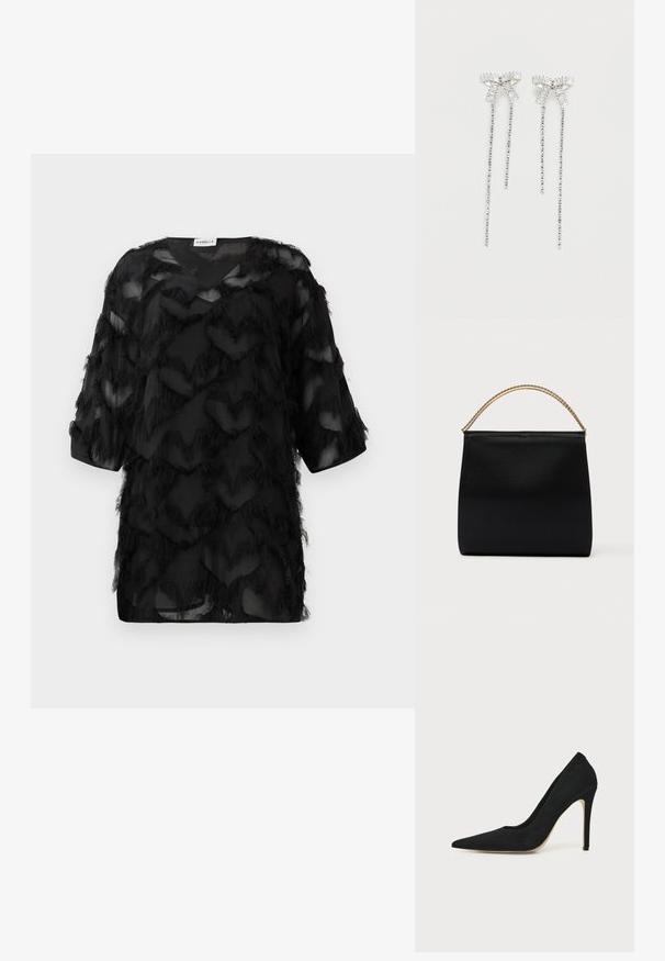 Zwarte doorschijnende blouse met driekwartmouwen, textuur in zigzagfranje patroon en een V-hals, weergegeven tegen een witte achtergrond.; Zwarte hoge hakken stiletto pump met spitse neus en een gladde structuur, zijaanzicht op een effen lichte achtergrond.; Zwarte tas van gladde stof met een gestructureerde vorm, een handvat van gouden ketting en een minimalistisch geometrisch ontwerp.; Lange zilveren oorbellen met een cluster strasstenen aan de bovenzijde en daaronder hangende slierten van kleinere strasstenen.