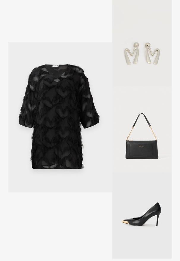 Blouse noire transparente avec des manches trois-quarts, motif texturé en zigzag avec franges, et un col en V, présentée sur un fond blanc.; Pompe à talon haut en cuir noir avec bout pointu ; présente une accentuation métallique dorée sur le capuchon. Surface lisse avec un design épuré.; Pochette en cuir noir avec une texture en relief, bandoulière en chaîne dorée et une poche avant. Elle arbore un logo doré sur le devant.; Paire de boucles d'oreilles en métal argenté en forme de lettre M angulaire avec des tiges arrondies sur fond blanc.