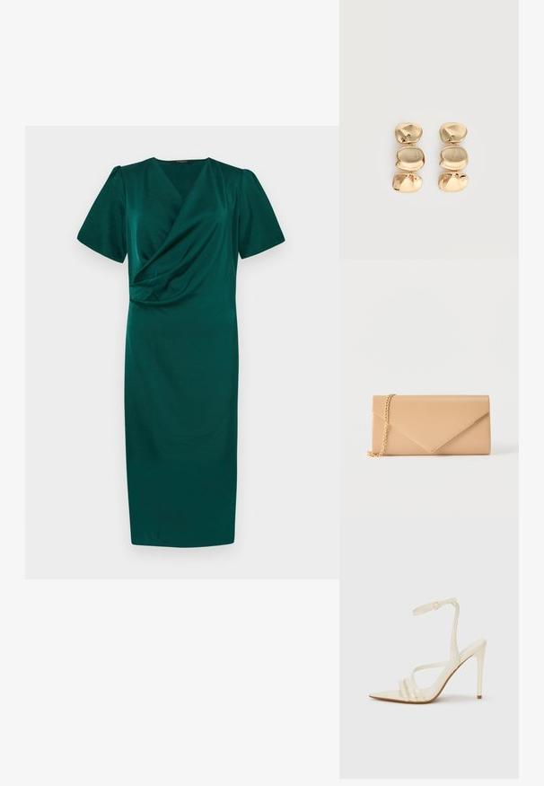 Teal knælang kjole med omslagdesign, korte pufærmer og glat tekstur. Har en dyb V-hals og samlet detalje ved taljen.; Beige sandaler med høje hæle og spids tå, med tre stropper foran og en tynd ankelrem med spænde. Glat tekstur, minimalistisk design.; Beige kuvertclutch med en guldkæde som rem, placeret mod en ensfarvet hvid baggrund.; Øreringe i guldfarve med dråbeform og tre uregelmæssige, glatte, afrundede segmenter stablet lodret på en enkelt lys baggrund.