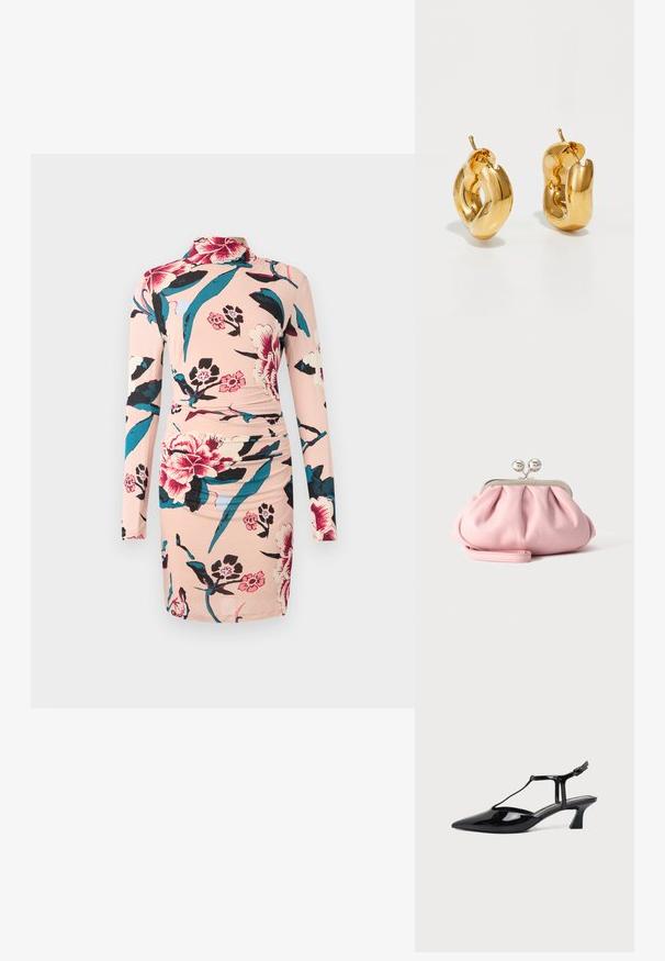 Diane von Furstenberg AMY DRESS - Freizeitkleid - light pink; Schwarzer Slipper aus Lackleder mit spitz zulaufender Kappe, T-Riemen und niedrigem, schrägem Blockabsatz vor weißem Hintergrund.; Kleine weiche rosa Clutch mit silbernem Metallrahmen und rundem Verschluss, liegend auf einer flachen hellen Oberfläche mit gefaltetem Handgelenksriemen vorne.; Fette goldene Creolen mit einem leicht verdrehten, röhrenförmigen Design und Steckverschlüssen auf einem weißen Hintergrund.