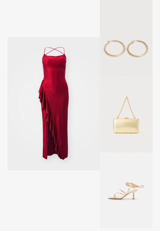 Rotes Satin-Maxikleid mit verstellbaren, über Kreuz laufenden Trägern, seitlichem Rüschendetail und taillierter Silhouette. Glatte Textur, elegantes Design.; Goldene, hochhackige Sandale mit eleganter Form, dünnen Riemen, einem Knöchelband und einem minimalistischen metallischen Absatz. Glatte Textur.; Rechteckige goldene Clutch mit glänzender Oberfläche, Metallverschluss und kurzem goldenen Kettenhenkel vor hellem, einfarbigem Hintergrund.; Paar glatter, glänzender goldener Creolen mit dünnen Stegen und Klappverschlüssen auf schlichtem hellem Hintergrund.