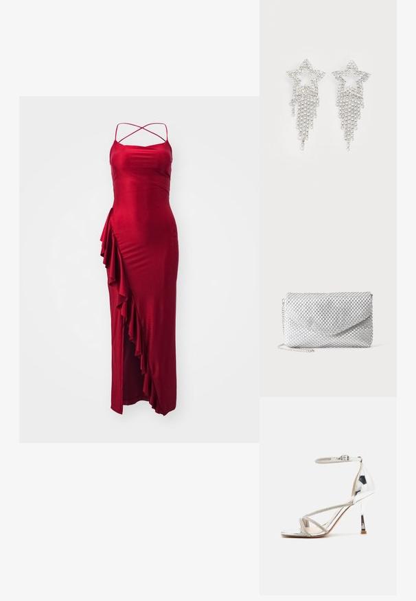 Rode satijnen maxi-jurk met verstelbare kruisbanden, met een zijdelingse ruches en een aansluitende silhouette. Soepele textuur, elegante ontwerp.; Zilveren hoge hak sandalen met een geschenkdesign, glinsterend materiaal, strassaccenten en een slanke enkelband. Vierkante neus en gepolijste hak.; Zilveren mesh avondclutch met envelopklep en dunne kettingriem op effen witte achtergrond.; Rhinestone ster oorbellen met waterval franje, in een zilverkleurige tint en een glanzend, reflecterend oppervlak. Stervorm met ingewikkeld ontwerp.