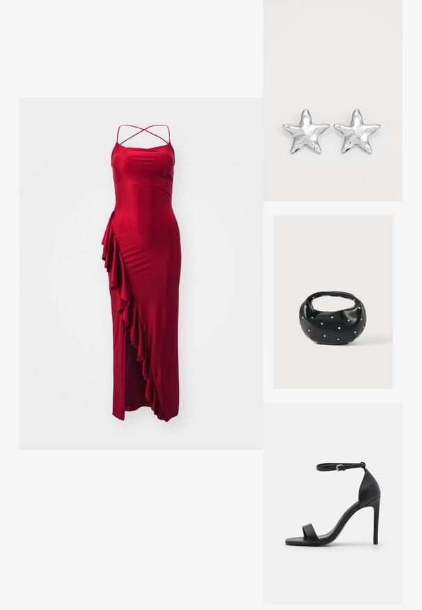 Rød satin maxikjole med justerbare korsrygsstropper, der har en rynke detaljer på siden og en tætsiddende silhuet. Glat tekstur, elegant design.; Sort højhælet sandal med et sleek design, der har en ankelrem, åben tå og glat lædertekstur.; Sort læderhåndtaske med en rundet form, dekoreret med sølvnitter, og et kort håndtag. Glat tekstur og lynlåslukning.; Sølvstjernede øreringe med en poleret, blank overflade. Hver ørering har fem spidser og subtile teksturdetaljer på overfladen.