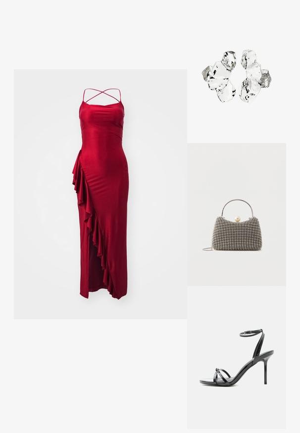 Rotes Satin-Maxikleid mit verstellbaren, über Kreuz laufenden Trägern, seitlichem Rüschendetail und taillierter Silhouette. Glatte Textur, elegantes Design.; Schwarze Sandale aus Lackleder mit hohen Absätzen, dünnen Riemen über den Zehen und einem Knöchelriemen mit Schnalle auf weißem Hintergrund.; Kleine Handtasche mit silbernem Gittermuster, gebogenem Griff, großem Perlenverschluss und einem dünnen silbernen Kettenriemen auf schlichtem Hintergrund.; Cluster von sechs unregelmäßig geformten, transluzenten und reflektierenden glasähnlichen Stücken, angeordnet auf weißem Hintergrund.