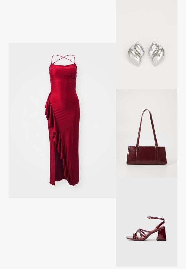Rotes Satin-Maxikleid mit verstellbaren, über Kreuz laufenden Trägern, seitlichem Rüschendetail und taillierter Silhouette. Glatte Textur, elegantes Design.; Lackrote burgundfarbene Sandalen mit Absatz und quadratischer Zehenpartie, die mehrere miteinander verflochtene Riemen und einen klobigen Blockabsatz aufweisen. Verstellbarer Knöchelriemen.; Burgunderfarbene Handtasche aus glänzendem Material, rechteckige Form, mit zwei Schulterriemen und subtilen, geschwungenen Akzenten an der Vorderseite.; Silberne Ohrringe mit einer organischen, abstrakten Form. Glatte, glänzende Oberfläche mit einem konischen Design. Mit dezenten Kurven und einem zentralen Linienelement.