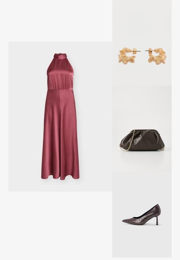Robe maxi sans manches en satin rose poudré avec un col halter noué et une taille ajustée s'évasant en jupe trapèze.; Escarpins à bout pointu en similicuir marron avec une texture crocodile, dotés d’un talon fin et angulaire ainsi que d’une doublure intérieure lisse.; Sac à main en cuir marron avec un design froncé, une bandoulière en chaîne dorée et une finition douce et texturée. Sa forme compacte est idéale pour une utilisation en soirée.; Boucles d'oreilles dorées avec une forme abstraite et organique, présentant une surface texturée et une fermeture à poussette.