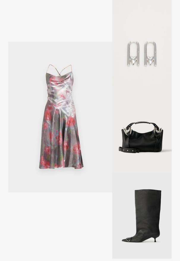 Robe sans manches avec une finition brillante, imprimé floral en tons rouges et verts, et un ourlet évasé. Bretelles fines réglables.; Bottines en cuir noir à bout pointu, petite talon et détail métallique sur le bout. Texture lisse et mate partout.; Sac à main noir avec des détails de boucle argentée, poignée courte et bandoulière détachable, posé sur une surface blanche.; Boucles d'oreilles en métal argenté présentant une forme en U avec un accent en forme de cœur à la base, une texture lisse et une finition polie.
