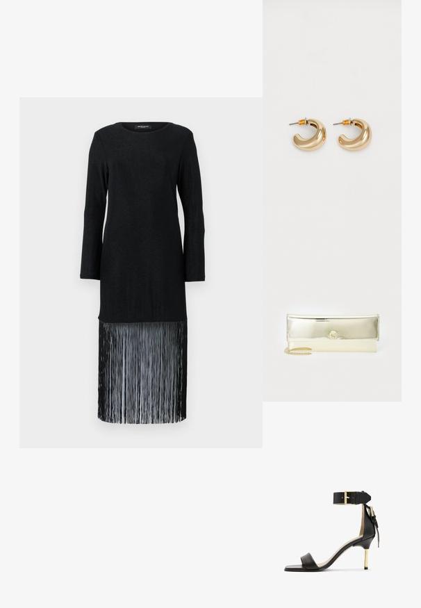 Vestido negro de manga larga que presenta un top liso y un dobladillo con flecos. La tela tiene un brillo sutil, proporcionando un contraste de textura con el detalle de los flecos.; Sándal de tacón de cuero negro con punta cuadrada, correa en el tobillo con hebilla dorada y un tacón metálico esbelto. Textura suave, diseño minimalista.; Bolso de mano metálico dorado con un diseño de sobre, textura suave y una correa de cadena. Presenta un logo distintivo en la parte frontal.; Dos pendientes de aro dorados brillantes en un diseño curvado, con acentos naranjas cerca del poste, sobre un fondo blanco liso.