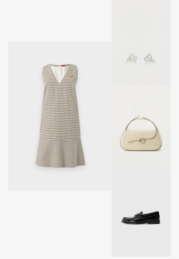 Robe sans manches beige et noire à carreaux avec un décolleté en V profond et un ourlet à volants, ornée d'une petite broche papillon en or sur le côté gauche de la poitrine.; Mocassins en cuir noir avec un bout arrondi, des coutures décoratives et un petit accent doré sur le dessus. Semelle en caoutchouc plate, design épuré.; Sac à main en cuir crème avec rabat incurvé, fermoir circulaire en argent et poignée courte sur le dessus, sur fond blanc uni.; Boucles d'oreilles argentées en forme de cœur, avec des designs de cœurs superposés, une finition lisse et des accents courbés.