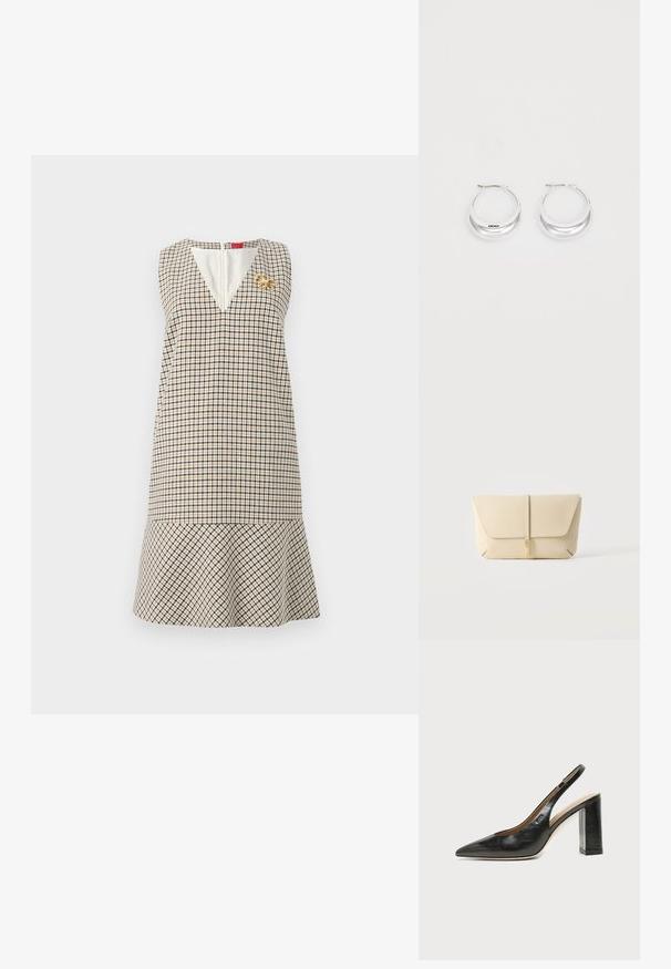 Robe sans manches beige et noire à carreaux avec un décolleté en V profond et un ourlet à volants, ornée d'une petite broche papillon en or sur le côté gauche de la poitrine.; Chaussure slingback en cuir noir à bout pointu avec un talon bloc haut et une doublure intérieure beige sur un fond clair uni.; Pochette en cuir beige avec rabat avant et fermeture par sangle verticale, sur un fond clair uni.; Boucles d'oreilles en argent avec une finition polie et un branding DKNY, présentées sur un fond blanc uni.