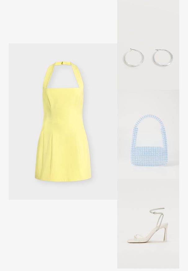 Μαν sleeveless κίτρινο φόρεμα με λαιμόκοψη halter, εφαρμοστό μπούστο και φούστα που ανοίγει, παρουσιάζεται σε απλό ανοιχτό γκρι φόντο.; Λευκή σανδάλι με ψηλό τακούνι, λεπτό λουράκι στον αστράγαλο και δύο μπροστινά λουράκια. Λείος υφασμάτινος χαρακτήρας από δέρμα με τετράγωνη μύτη και γυαλιστερό τακούνι.; Μπλε διαφανής τσάντα χειρός φτιαγμένη από διασυνδεδεμένες χάντρες, με δομημένο σχήμα και κοντό χερούλι, διαθέτοντας ομαλή υφή και γυαλιστερή επιφάνεια.; Ασημένια μεταλλικά σκουλαρίκια κρίκοι με λεία, ελαφρώς κυρτή επιφάνεια και κλειδαριά τύπου latch-back σε απλό λευκό φόντο.