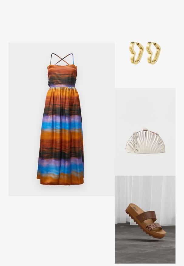 Maxikjole i flerfarvet stof med orange, sort, lilla og blå vandrette striber; justerbare spaghetti-stropper; samlet talje.; Brun kile-sandal med to remme, en ensfarvet brun og en leopardprint, korksål og takkede ydersål på grå baggrund.; Metallisk sølv clutch-taske formet som en muslingeskal med en sølvkæde hængende på siden.; Par polerede guldfarvede hoop-øreringe med ujævn bølget form, graveret med "PILGRIM" på indersiden.