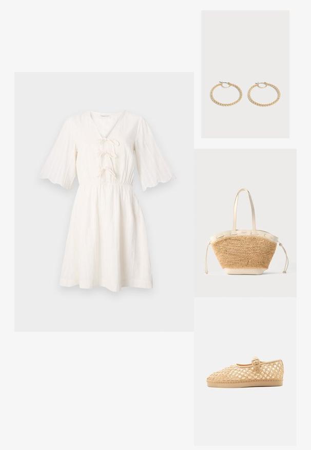 Vestido blanco con escote en V y frente con cordones, que presenta mangas cortas y acampanadas y una cintura fruncida, hecho de tela texturizada.; Zapato plano tejido en beige con punta cerrada, correa con hebilla ajustable y suela baja sobre fondo blanco.; Bolsa tote de paja trenzada beige con asas de cuero crema, ribetes y laterales con cordón sobre un fondo gris claro.; Par de pendientes de aro dorados de tamaño mediano con un diseño texturizado y con cuentas sobre un fondo claro y liso.