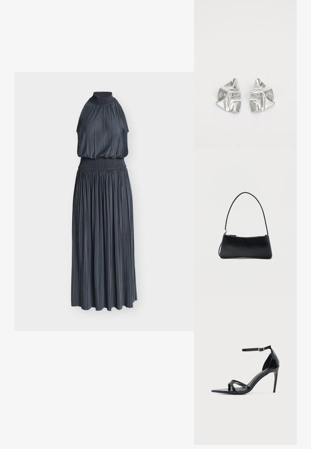Robe maxi plissée sans manches gris foncé avec col haut froncé et large ceinture smockée.; Sandale à talon haut en cuir verni noir avec fine bride à la cheville, bout ouvert et design minimaliste sur fond clair uni.; Sac à main rectangulaire noir avec une fine bandoulière et fermeture éclair, présenté sur un fond blanc uni.; Boucles d'oreilles en métal argenté avec un design ondulé et sculptural, présentant une finition polie et des formes irrégulières, mettant en valeur une esthétique contemporaine.