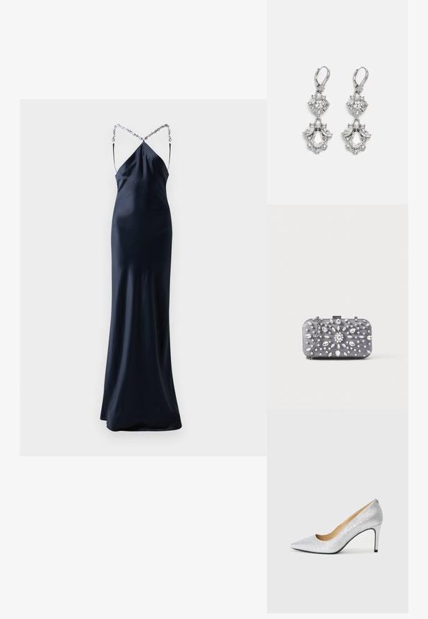 Lang, tætsiddende navy satin kjole med spaghetti-stropper. Har en crisscross rygdesign med sølvkæde accent. Glat, elegant tekstur.; Sølvglitrende højhælede pumps med spids tå og glat inderside. Hælen er tynd og fremhæver det slanke design.; Lille rektangulær mørkegrå clutch pyntet med klare rhinsten i et strålende mønster og en sølvkæde som strop.; Sølvfarvede øreringe med flere klare krystalgemstones i dråbe- og marquiseformer, med låse med bøjlestik og detaljeret udsmykning.