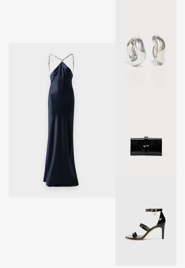 Lang, tætsiddende navy satin kjole med spaghetti-stropper. Har en crisscross rygdesign med sølvkæde accent. Glat, elegant tekstur.; Sorte patenterede lædersandaler med tre stropper, ankelspænde og 10 cm stiletthæl. Har detaljer i guld og et logo charms.; Sort blank rektangulær pung med forreste rem og sølvfarvet metalspænde, sat mod en ensfarvet hvid baggrund.; Sølvskulpturelle øreringe med glatte, buede former og reflekterende overflader. Har et lukket hoop-design og en markant organisk form.