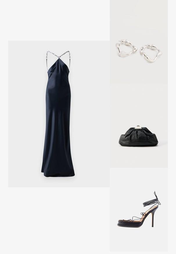 Lang, tætsiddende navy satin kjole med spaghetti-stropper. Har en crisscross rygdesign med sølvkæde accent. Glat, elegant tekstur.; Sort højt hælede sandal med tynde læderremme, der vikles omkring foden og anklen, med en spids stilethælhæl.; Sort læderclutch med en samlet tekstur, metal lukning og diskret præget logo på forsiden. Rundet form.; Øreringe i sølvfarvet tone med uregelmæssig form og bagerste lukning med stift, placeret på en ensfarvet hvid overflade.