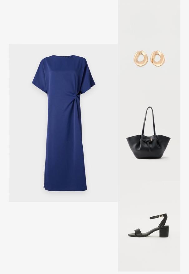 Robe bleu marine à manches courtes, décolleté rond et détail de nœud sur le côté. Fabriquée dans un tissu lisse, elle présente une coupe droite et une longueur jusqu'aux genoux.; Sandale à talons noirs avec un dessus en cuir lisse, une ouverture à l'avant, de larges brides avant et une bride de cheville ajustable avec une boucle dorée.; Sac cabas en cuir noir avec longues poignées et une lanière avant ornée d'une petite boucle dorée, sur fond uni.; Paired boucles d'oreilles en métal doré poli de forme irrégulière avec un centre ouvert sur un fond blanc uni.
