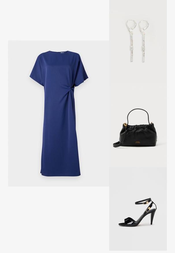 Robe bleu marine à manches courtes, décolleté rond et détail de nœud sur le côté. Fabriquée dans un tissu lisse, elle présente une coupe droite et une longueur jusqu'aux genoux.; Sandale à talon haut en cuir verni noir avec double bride de cheville et boucles dorées, bout ouvert, et talon effilé sur fond neutre.; Sac à main en cuir noir avec un haut froncé, une courte poignée et une bandoulière amovible. Présente un accent logo en or et une texture lisse.; Boucles d'oreilles pendantes en argent avec des cristaux clairs rectangulaires et ronds alignés verticalement, sécurisées par des fermoirs à levier.