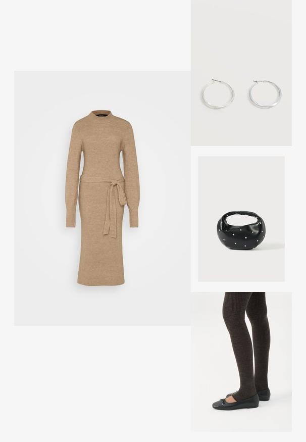 Robe en tricot beige avec un col montant, des manches longues et une taille ceinturée. Présente une texture côtelée dans l'ensemble. Design mi-long.; Jambes portant des leggings côtelés foncés associés à des ballerines noires avec de petits détails en nœud sur fond blanc.; Sac à main en cuir noir de forme arrondie, décoré de clous argentés et équipé d'une poignée courte. Texture lisse et fermeture éclair.; Boucles d’oreilles créoles en métal argenté avec une surface lisse légèrement incurvée et des fermoirs à clapet sur un fond blanc uni.