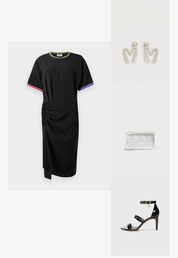 Schwarzes Midikleid mit kurzen Ärmeln und Raffung auf der linken Seite, grünem und orangefarbenem Ausschnitt, rotem und weißen Ärmelbesatz auf der rechten Seite sowie blauem und pinkem Ärmelbesatz auf der linken Seite.; Schwarze Lackleder-Sandale mit drei Riemen, Knöchelriemen und 10 cm hohen Stiletto-Absatz. Verfügt über goldfarbene Hardware-Details und ein Logo-Charm.; Silberne rechteckige Clutch mit herzförmigen Aussparungen, Kettenriemen und eingeprägtem "LOVE MOSCHINO" innerhalb eines großen Herzens auf der vorderen Klappe.; Paar silberfarbene Metallohrringe in Form des kantigen Buchstabens M mit abgerundeten Stegen auf weißem Hintergrund.