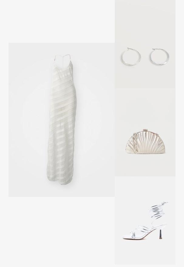 Weißes Maxikleid mit dünnen Trägern, das eine durchsichtige Stoffschicht mit horizontalen Streifenmustern und einer figurbetonten Silhouette aufweist.; Silberne, hochhackige Sandale mit dünnen Riemen, die die Zehen überkreuzen, und einer spiralförmigen Fußgelenkumwicklung vor weißem Hintergrund.; Metallische silberne Clutch in Muschelform mit einer silbernen Kettenriemen, der seitlich drapiert ist.; Silberne Metallcreolen mit glatter, leicht gebogener Oberfläche und Klappverschluss vor schlicht weißem Hintergrund.