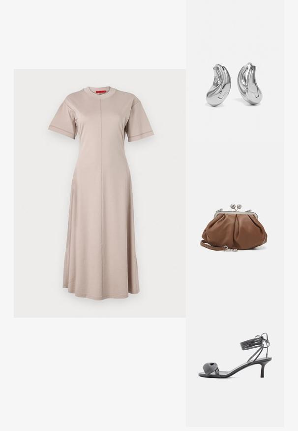 Beiges Baumwollmischkleid mit kurzen Ärmeln, rundem Ausschnitt, vertikalen Nahtdetails und auslaufendem Saum. Weicher Stoff mit glatter Textur.; Graue Leder-Pumps mit Absatz, verknotetem Riemen über den Zehen und Wickelriemen um den Knöchel auf schlankem, mittelhohem Absatz vor weißem Hintergrund.; Weekend Max Mara PRATI - Clutch - cuoio; Silberne Creolen mit einer gebogenen, glänzenden Oberfläche und einem nahtlosen Design. Verfügt über einen Scharnierverschluss für sicheren Halt.