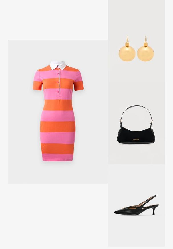 Polo jurk met horizontale strepen in roze en oranje, korte mouwen, een witte kraag en een knoopsluiting aan de voorzijde. Glad textuur van de stof.; Zwarte leren slingback schoen met puntige neus, lage kittenhak en gouden gespsdetail aan de voorkant.; Zwarte schoudertas van lakleer met een gebogen vorm, gouden "LOVE MOSCHINO"-logo aan de voorkant en verstelbare band met gouden accessoires.; Een paar glanzende gouden kerstbal-oorbellen met haaksluitingen op een effen witte achtergrond.