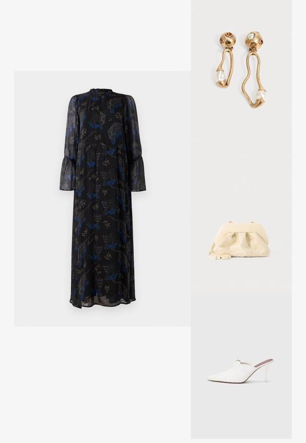 Zwarte maxi jurk met lange mouwen, met ruches aan de manchetten, hoge halslijn en een blauw-beige luipaardprint patroon.; Witte mules met een puntige neus, geplooide textuur op het bovenwerk en een slanke naaldhak. Gladde oppervlakte en minimalistisch ontwerp.; Crèmekleurige stoffen handtas met bloemrijke borduursels, zachte afgeronde bovenkant en verstelbare band, plat gelegd op een lichtgrijze achtergrond.; Goudkleurige oorbellen met onregelmatige open vormen, elk met een parel aan de onderkant en edelsteendetails op de ronde stekers.
