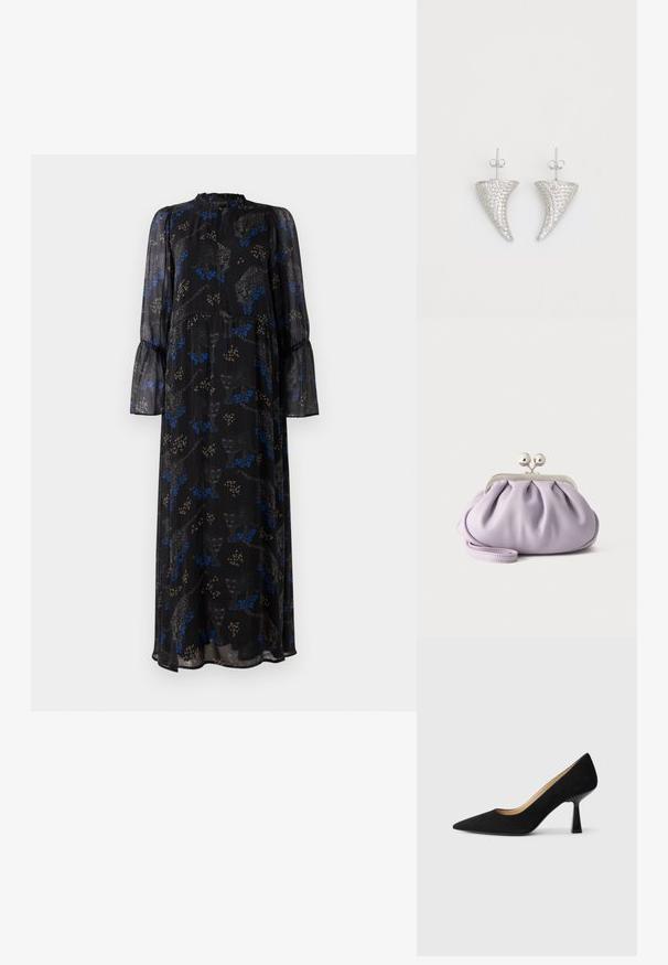 Schwarzes Maxikleid mit langen Ärmeln, Rüschensaum, hohem Kragen und einem blauen und beigen Leopardenmuster.; Schwarze Wildleder-Pumps mit hohem Absatz und spitzer Zehenform, ausgestattet mit einem glänzenden schwarzen Blockabsatz und einem glatten Innenfutter.; Weiche Lavendel-Clutch mit gerafftem Stoff, silbernem Kiss-Lock-Verschluss und passendem Handgelenksriemen auf hellem einfarbigem Hintergrund.; Silberne, hornförmige Ohrringe, besetzt mit kleinen klaren Steinen, mit einem Steckverschluss zur Befestigung. Glatte Textur und metallisches Finish.
