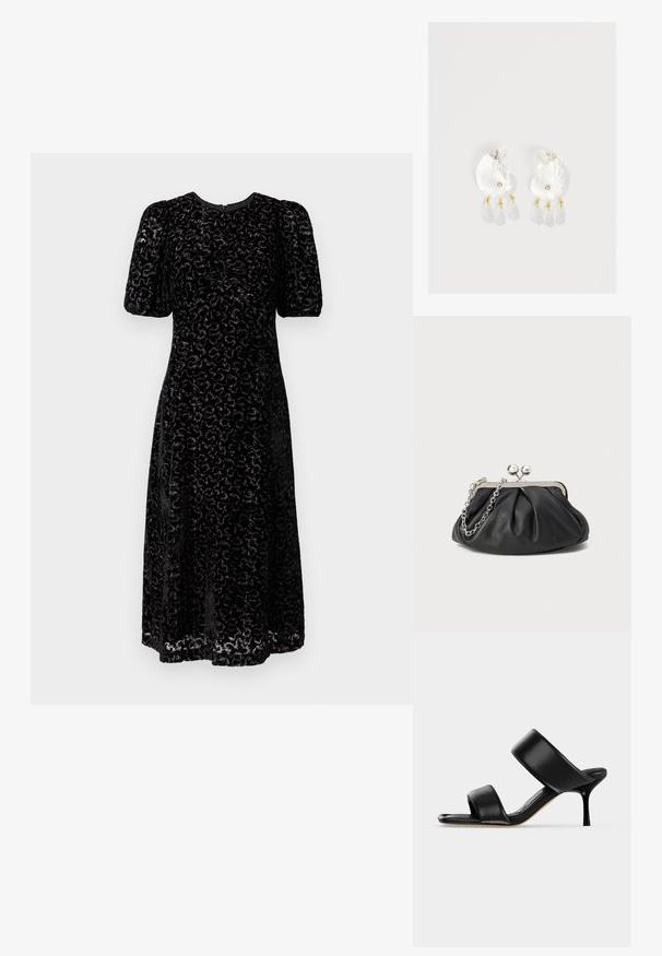 Schwarzes Samtkleid mit Leopardenmuster, kurzen Puffärmeln und knieumspielender Länge. Raffung vorne sorgt für Textur.; Schwarze Leder-Mule-Sandale mit zwei breiten Riemen und einem schlanken, mittelhohen Stilettoabsatz auf einem schlichten hellen Hintergrund.; Schwarze Leder-Clutch mit geraffter Textur, silberfarbener Metallrahmen, Druckverschluss und Kettenriemen. Glatte, weiche Oberfläche.; Klare Harz-Ohrringe in Muschelform mit kleinen goldenen Akzenten und drei hängenden durchsichtigen tropfenförmigen Anhängern an jedem Ohrring.