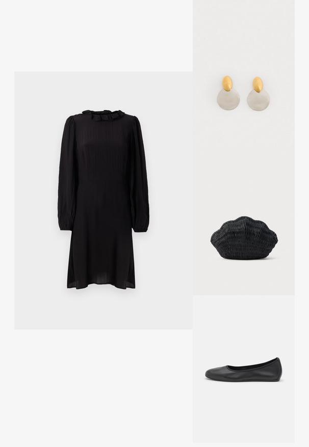 Zwart midi-jurk van lichte stof, met een ruches kraag en lange pofmouwen met elastische manchetten. Geweven oppervlak met een lichte glans.; Zwarte leren ballerina met een ronde neus, gladde textuur, minimale stikdetails en een flexibele zoolontwerp.; Zwarte gevlochten handtas in de vorm van een sint-jakobsschelp met een gebogen bovenkant en een geweven textuur op een effen achtergrond.; Gouden en zilveren metalen oorbellen met een ronde schijfbasis en een ovale bovenstuk, gladde textuur en gepolijste afwerking.