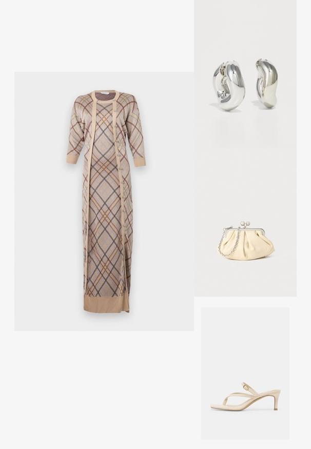 Rabanne Maxi šaty - beige; Béžová sandála na podpätku s očkom na prst, tenkými remienkami, nastaviteľnou zlatou prackou a nízkym kitten podpätkom na bielom pozadí.; Zhlý béžový kožený klobúk so strieborným kovovým rámom, ktorý má dve okrúhle dekoratívne zámky a strieborný reťazový popruh.; Strieborné sochárske náušnice s hladkými, zakrivenými tvarmi a reflexnými povrchmi. Obsahujú uzavretý kruhový dizajn a výraznú organickú formu.