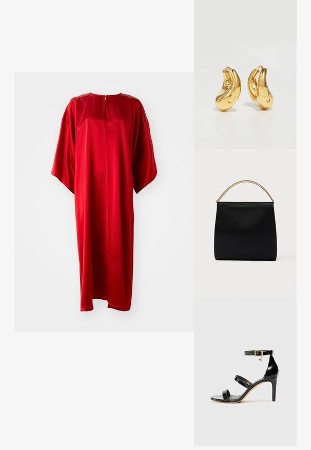 Robe kaftan rouge avec un col rond et des manches courtes, fabriquée en tissu lisse, dotée d'une fermeture éclair verticale dans le dos et d'une coupe ample.; Sandale en cuir verni noir avec trois brides, boucle de cheville et talon aiguille de 10 cm. Présente un détail en métal doré et un charm logo.; Sac noir en tissu lisse, présentant une forme structurée, une poignée en chaîne dorée et un design géométrique minimaliste.; Boucles d'oreilles en or en forme de d'anneaux lisses et courbés avec une finition polie. Équipées d'un mécanisme de fermeture et de légères indentations pour le détail.