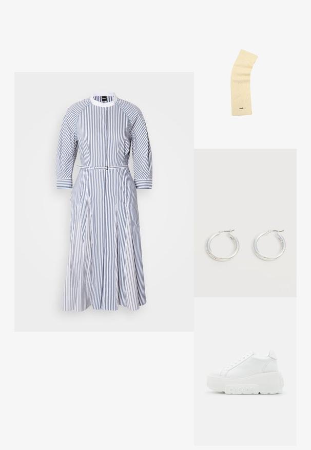 Gestreiftes Kleid in Weiß und Blau mit Rundhalsausschnitt, dreiviertelärmeln, taillierten Gürtel und plissiertem Rock.; Casadei SALEN - Sneaker low - salento bianco; Cremfarbener Kabelstrickschal mit ribbeliertem Rand und kleinem schwarzen "Coach"-Logo, das nahe einem Ende gestickt ist.; Paar mittelgroße glänzende silberne Hoop-Ohrringe mit dünnen Metallverschlüssen auf hellem neutralem Hintergrund.