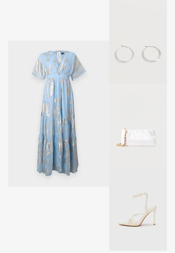 Lichtblauwe maxi-jurk met zilveren abstracte patronen, korte pofmouwen, V-hals en gelaagde rok. Zachte stof met een vloeiende uitstraling.; Beige sandalen met hoge hak en een puntige neus, voorzien van drie voorste bandjes en een dunne enkelband met een gesp. Gladde textuur, minimalistisch ontwerp.; Witte zachte clutchtas met goudkleurige kettingriem versierd met heldere edelstenen, geplaatst tegen een effen lichtgrijze achtergrond.; Zilverkleurige metalen creolen oorbellen met een glad, licht gebogen oppervlak en sluitingen met haaksluiting op een effen witte achtergrond.