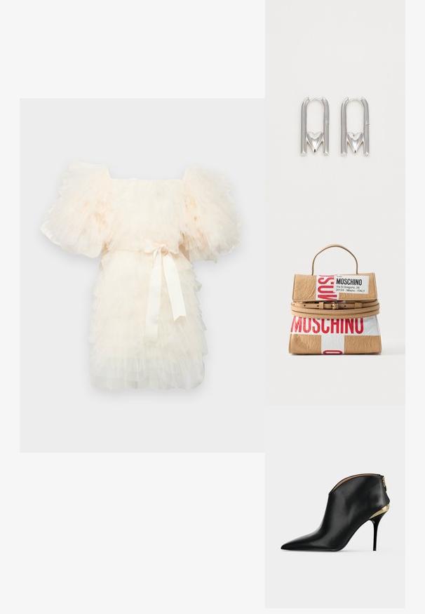 Ida Sjöstedt EXCLUSIVE CRYSTAL DRESS - Cocktailkjole / festkjole - ivory; Sort læder ankelstøvle med spids tå, stilet hæl, guldfarvet metalaccenter og lynlås bag på, på lysegrå baggrund.; Lille tan-farvet håndtaske med top-håndtag, dobbelt omsnøringsbælte og fed rød og hvid Moschino-labelprint foran og på klappen.; Sølv metal øreringe med en U-form og en hjerteaccent ved bunden, glat tekstur og en poleret overflade.