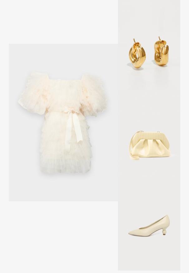 Ida Sjöstedt EXCLUSIVE CRYSTAL DRESS - Cocktailkleid/festliches Kleid - ivory; Damenpumps in cremefarben mit spitz zulaufender Schuhspitze und niedrigem, kugelförmigem Absatz vor einfarbigem Hintergrund.; Beige-farbene Leder-Clutch mit einem festen oberen Rahmen und einem Handgelenkriemen, präsentiert vor einem schlichten hellen Hintergrund.; Fette goldene Creolen mit einem leicht verdrehten, röhrenförmigen Design und Steckverschlüssen auf einem weißen Hintergrund.