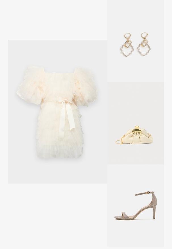 Ida Sjöstedt EXCLUSIVE CRYSTAL DRESS - Cocktailjurk - ivory; Open-toe hoge hak sandaal in metallic roségoud. Beschikt over een dunne enkelband met een gouden gesp accent en een gestructureerde afwerking.; Crèmekleurige clutch gemaakt van zacht materiaal, met een gouden sluiting en kettingriem, met een geplooid ontwerp op het lichaam.; Gouden oorbellen met een gelaagd ontwerp en een golvende rand, versierd met kleine stenen. Bevestigd met een oorklep voor een veilige pasvorm.